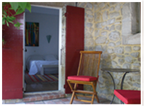 La terrasse de la chambre 2 personnes du Moulin de Courlas (Gard-Ardèche)