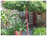 La terrasse de la chambre 3 personnes du Moulin de Courlas (Gard-Ardèche)