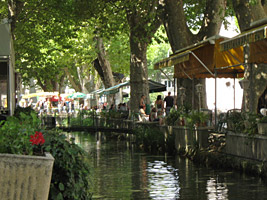 Le village de Goudargues dans le Gard