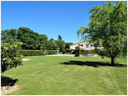 Piscine dans le jardin